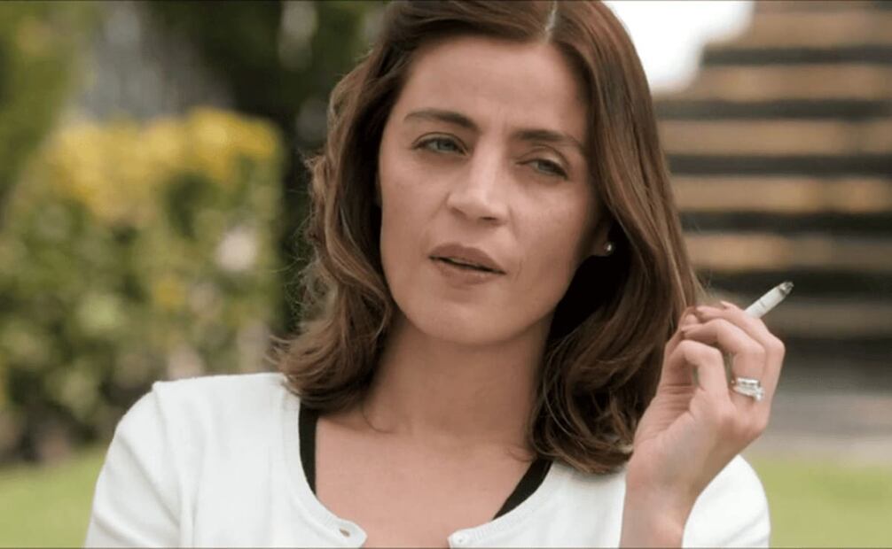 Sofía (Ilse Salas) es la líder de un grupo de amigas adineradas que se negará a perder su estilo de vida mientras enfrenta la crisis de 1982 en "Las niñas bien" (2018). Una frase que resonó desde el tráiler es "No digas provechito". Tomado de YouTube.