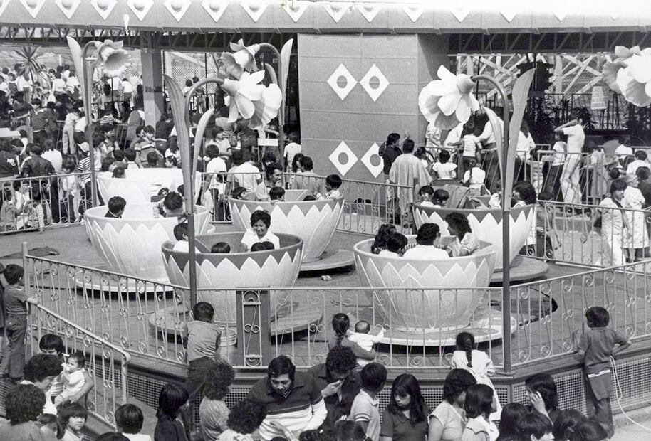 Imagen de las tazas de la Feria de Chapultepec Mágico en enero de 1984. Foto Alberto Esquivel/Archivo EL UNIVERSAL.