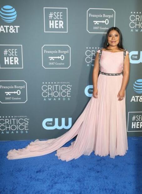 Yalitza Aparicio deslumbra con vestido rosa en los Critc's Choice Awards