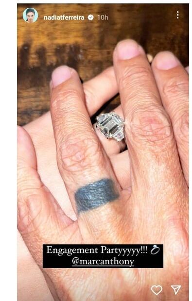 Marc Anthony se luce con el anillo de compromiso que le dio a su joven novia Nadia Ferreira