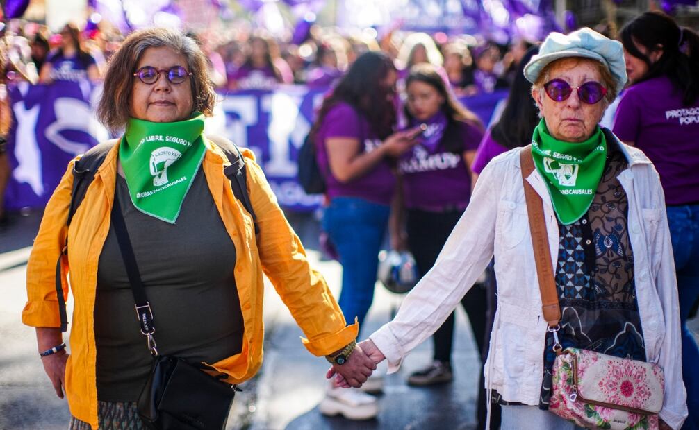 Mujeres participan en una marcha por el Día Internacional de la Mujer, en Santiago, Chile, el sábado 8 de marzo de 2025. Foto: AP