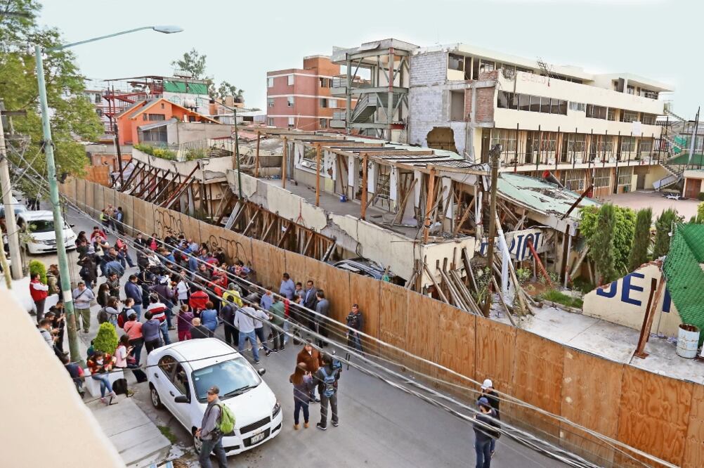 Con pancartas de “No a la eliminación de evidencia”, 15 padres de familia y amigos se mantuvieron en la calle para evitar la demolición y esperar a las autoridades para conciliar una resolución. ARIEL OJEDA. EL UNIVERSAL