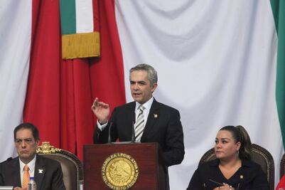 Entrega Mancera iniciativa de ley de Médico en Tu Casa