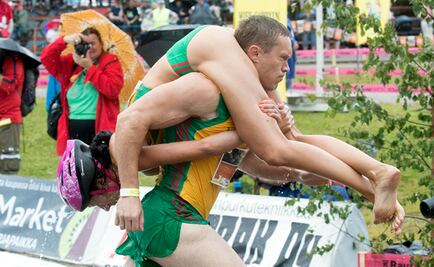 "Cargar a la esposa", la famosa carrera con obstáculos en Finlandia