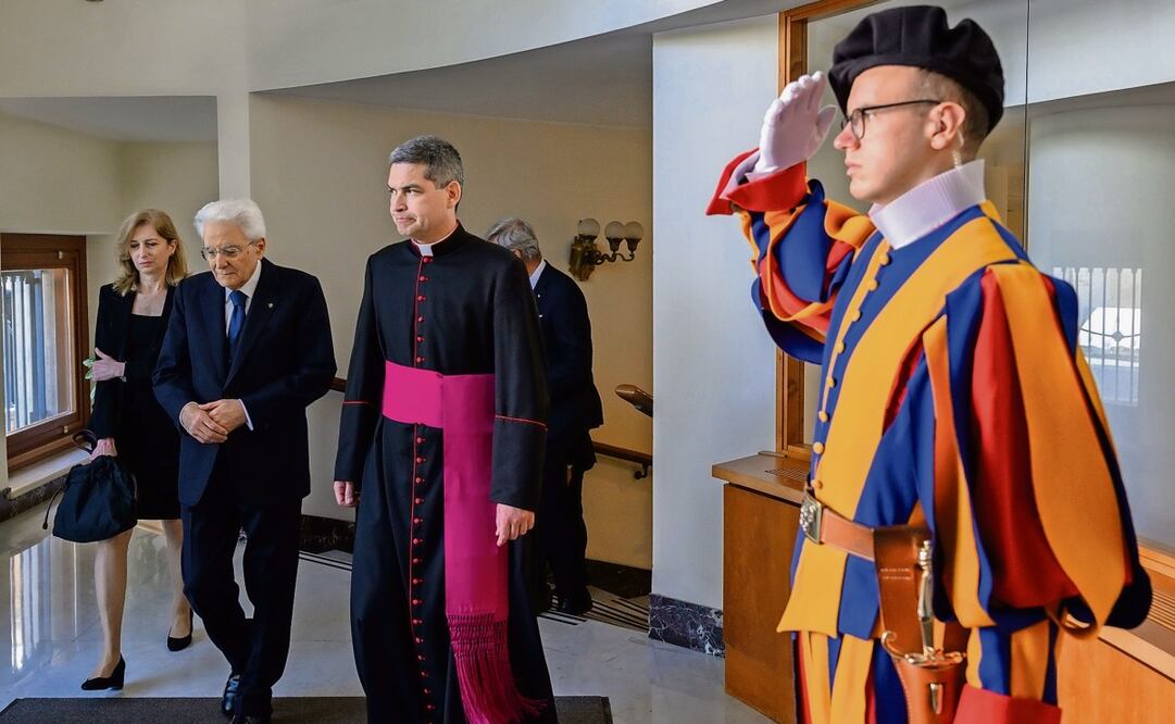 El presidente de Italia, Sergio Mattarella (segundo a la izq.), asiste a la Casa Santa Marta para honrar al papa Francisco. Foto: EFE