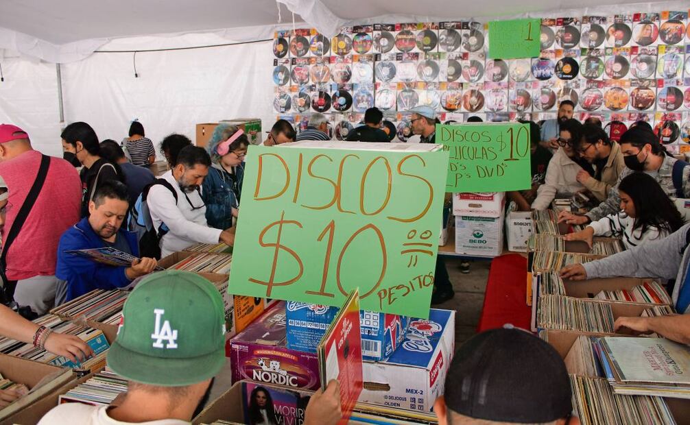Con gran afluencia de visitantes, este domingo terminó la edición 19 del Gran Remate de Libros, Discos y Películas, en la explanada del Monumento a la Revolución. (23/04/2025) Foto: Gobierno de Cataluña en México