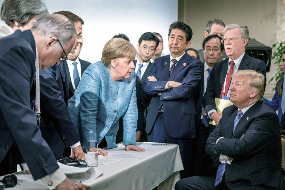 La canciller alemana, Angela Merkel, acompañada por el presidente francés, Emmanuel Macron (a su izq.), habla con el presidente Donald Trump. Foto: EFE
