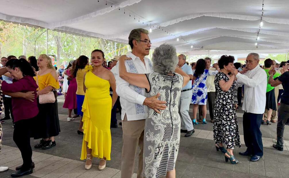 Miles de personas que participaron en el ‘Maratón del Danzón’ en la Alameda del Sur. Foto: Especial