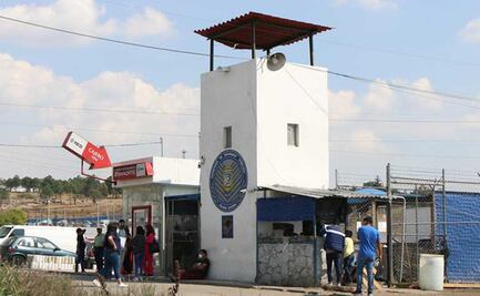 Tres reos resultan heridos tras ataque de otro interno en penal de San Miguel en Puebla; son trasladados al hospital