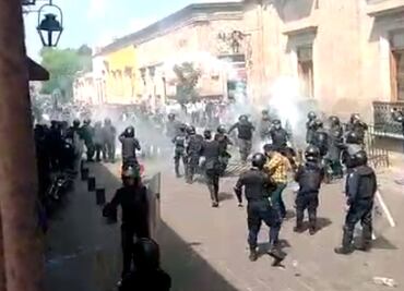Se enfrentan CNTE y policías en Morelia, Michoacán; hay 3 detenidos y varios lesionados