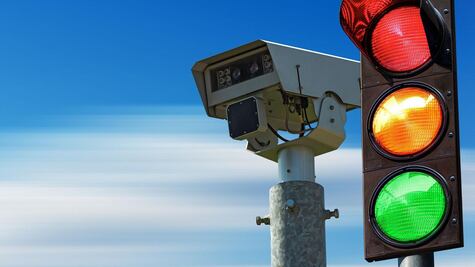 Fleximan: la alarma en Italia por el hombre que destruye radares de velocidad y que está en busca y captura