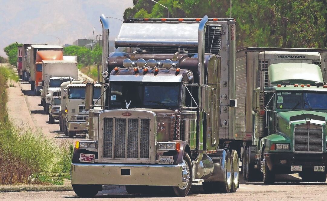 Ante el alza en robos, la Secretaría de Infraestructura, Comunicaciones y Transportes plantea que se identifique con un nuevo rotulado a las unidades al circular por carreteras federales. ARCHIVO EL UNIVERSAL