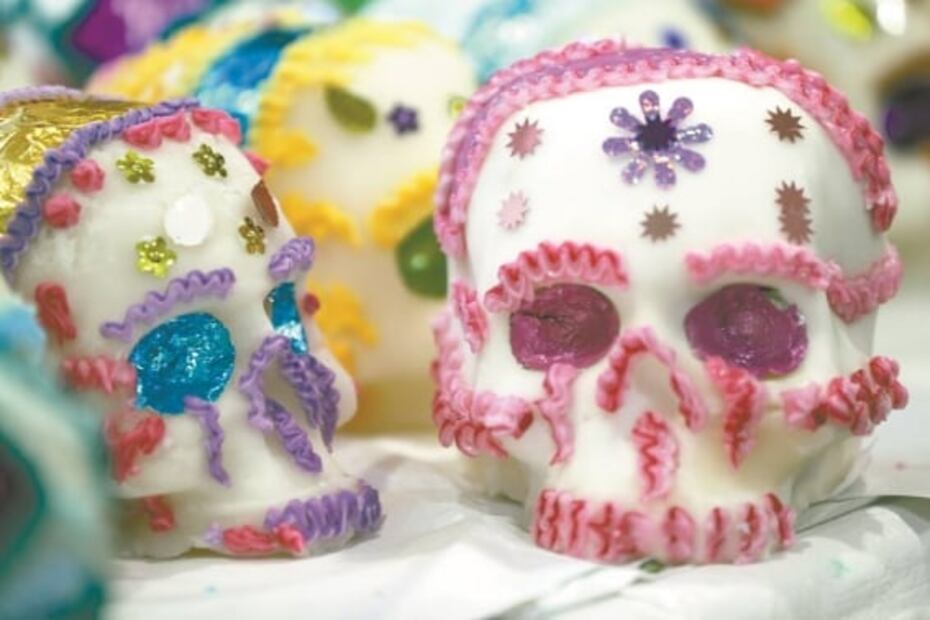 Elaboran calaveritas con sabor a tradición