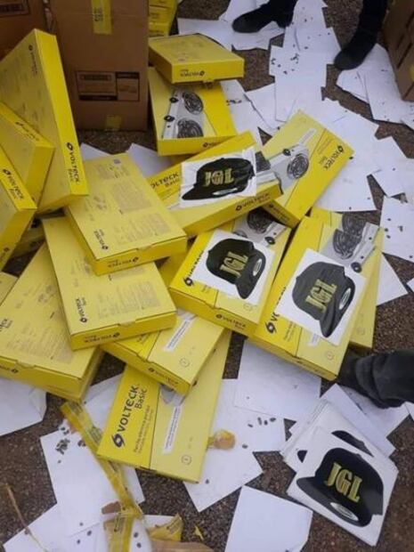 Entregan enseres y colchones a damnificados, presuntamente a nombre de "El Chapo"