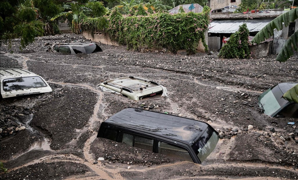 Varios vehículos sumergidos se observan arrastrados por el lodo tras el paso del huracán Melissa en Petit-Goave, a 68 km al suroeste de Puerto Príncipe, el 30 de octubre de 2025. Foto: AFP