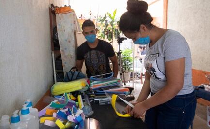COVID-19: Mexicans make and donate masks to protect healthcare workers