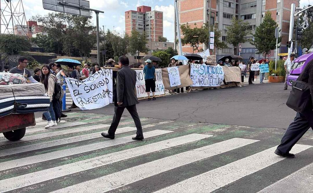 Estudiantes de Prepa 4 realizan manifestación afuera del plantel; bloquean la vialidad sobre Eje 10 Sur en Coyoacán
Foto: Especial.