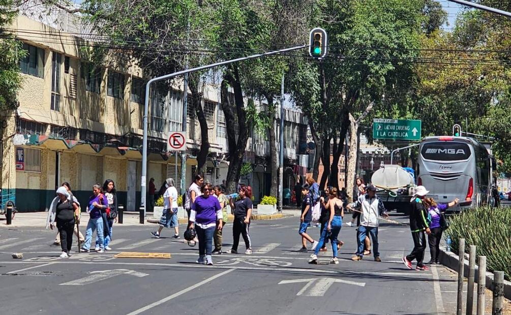 Colectivo feminista bloquea Río de la Loza en la Cuauhtémoc, CDMX (28/03/2025). Foto: Juan Carlos Williams / EL UNIVERSAL