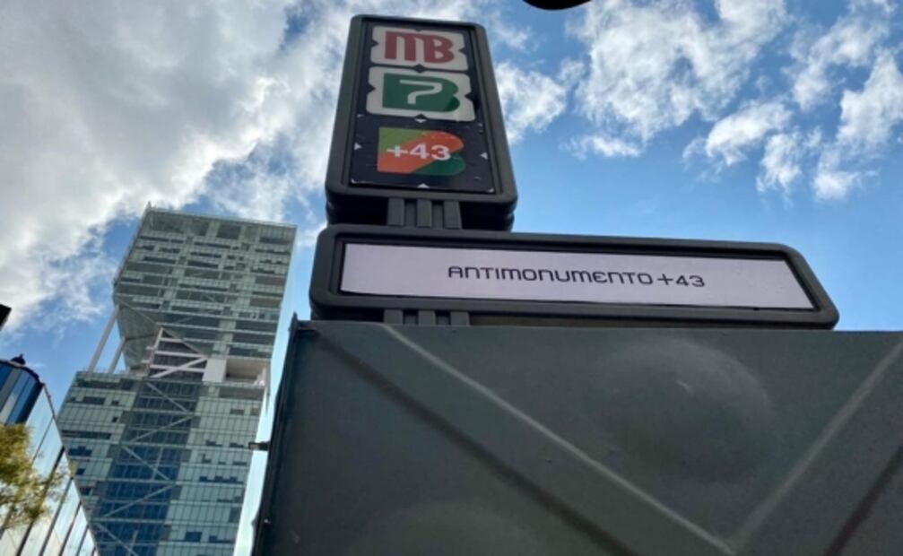 Mitin de padres de los 43 en el Zócalo y pintas y golpes en avenida Juárez; sigue aquí la marcha minuto a minuto