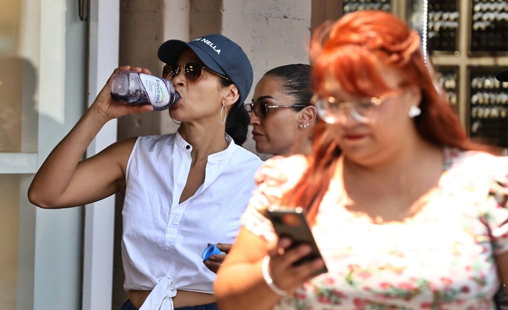 Capitalinos se cubren del sol en la Ciudad de México, el 1 de abril de 2025. La SGIRPC activó la Alerta Amarilla por pronóstico de temperaturas altas para el miércoles en ocho alcaldías de la capital. Foto: Berenice Fregoso/EL UNIVERSAL