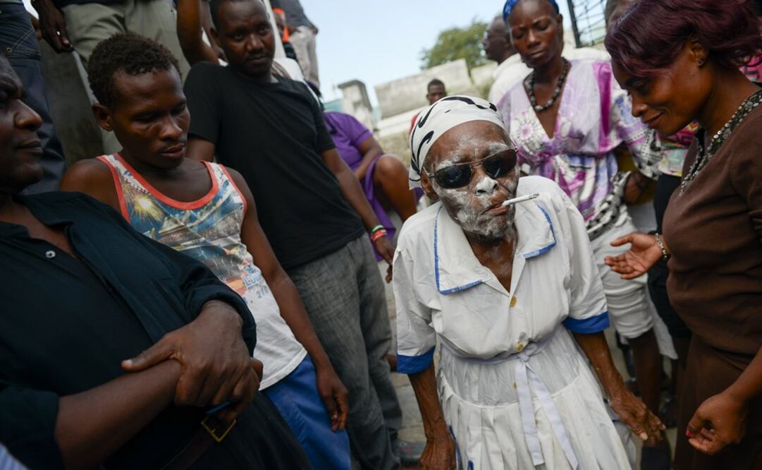 Una mujer baila durante la celebración del Festival de los Ancestros (Foto: Xinhua)