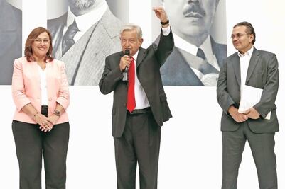 AMLO promete respetar contratos petroleros actuales