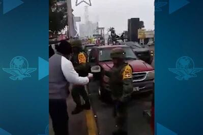 Miembros del Ejército regalan café en hospital de Reynosa