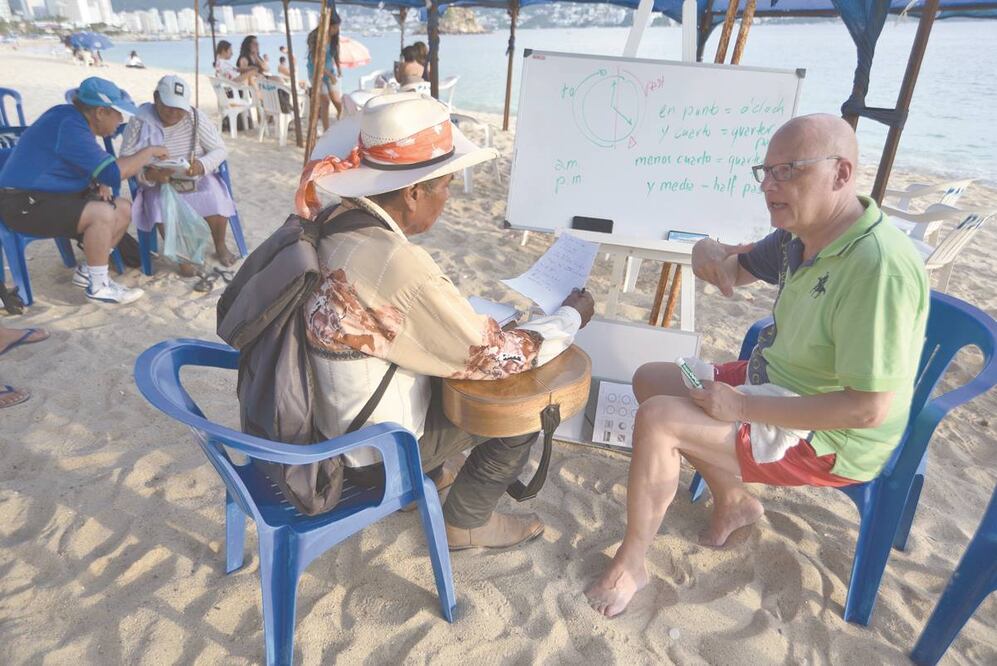 Tomás Mayo, un hombre de 70 años originario de Copala, municipio de la Costa Chica, quiere aprender el inglés. Planea ir a Canadá a visitar a la hija que tuvo con una ciudadana de ese país a quien conoció en la playas. Fotos/SALVADOR CISNEROS.EL UNIVERSAL