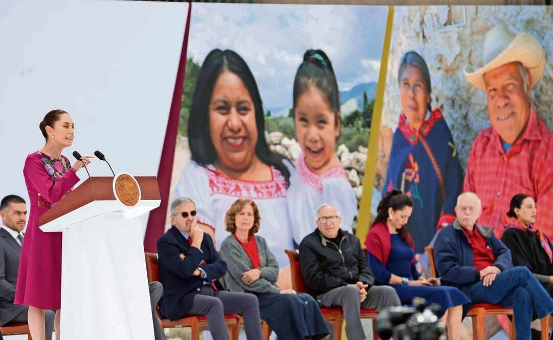 Claudia Sheinbaum Pardo, presidenta de México, encabezó el informe por los primeros 100 días de su gobierno en la plancha del Zócalo capitalino, acompañada de integrantes de su gabinete y de los gobernadores del país. Foto: Diego Simón Sánchez / EL UNIVERSAL