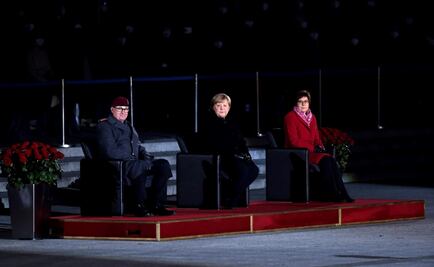 Con rosas y orquesta en vivo, despiden a canciller de Alemania Angela Merkel