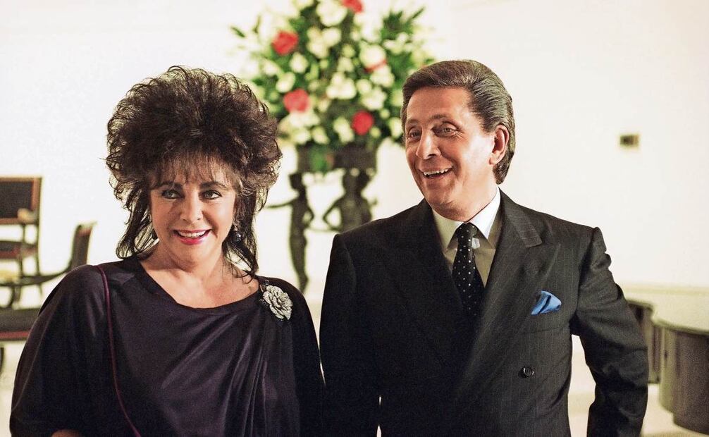 Vistió a estrellas de cine, como Elizabeth Taylor. Aquí en Roma, en enero de 1990, presentando su colección. Fotos: AFP y AP