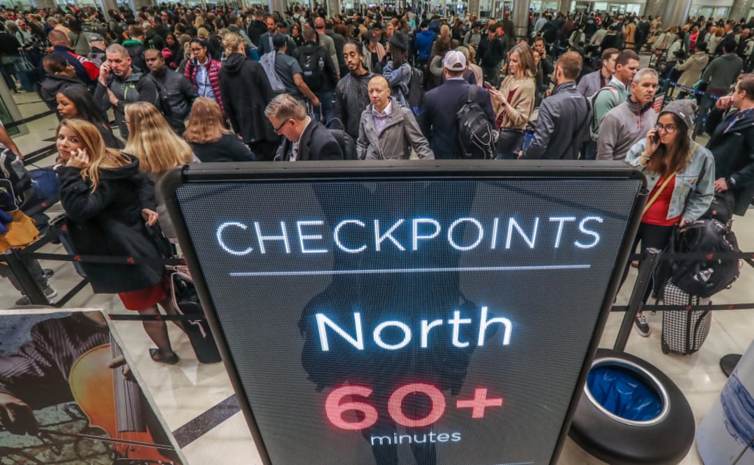 Este lunes, el Aeropuerto Hartsfield-Jackson, de Atlanta, tuvo filas de una hora para pasar filtros de seguridad. (Foto: John Spink/ AJC)