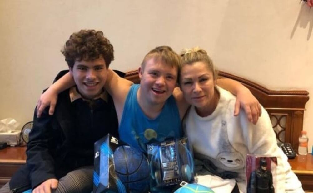 La actriz Leticia Calderón con sus dos hijos, Carlo y Luciano. 