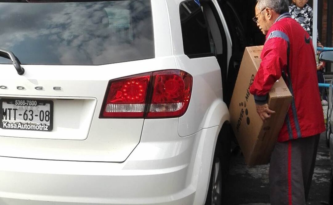 En el caso de la entrega de televisiones digitales en la delegación Benito Juárez, EL UNIVERSAL documentó que un beneficiario transportó su aparato en una camioneta Journey Dodge, cuyo modelo más económico cuesta 300 mil pesos. FOTO: CARLA MARTÍNEZ