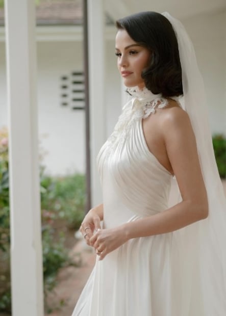 Este vestido con escote halter  fue el que Selena Gómez eligió como primer atuendo. Foto: Instagram @selenagomez