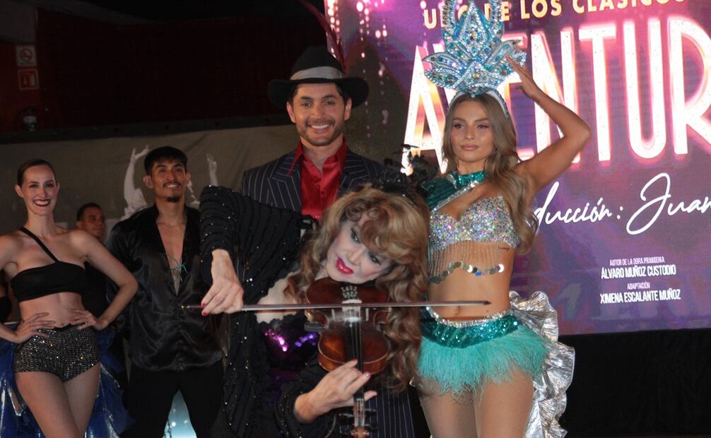 Olga Breeskin, Daniel Elbittar e Irina Baeva durante la presentación del elenco del musical "Aventurera" de Juan Osorio. Foto: Clasos.