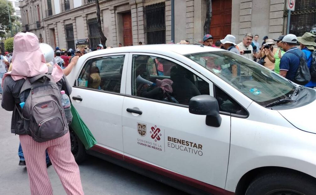 Manifestantes de la CETEG se apropian de un auto del gobierno de la Ciudad de México. Foto: Eduardo Dina/ EL UNIVERSAL