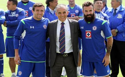 Cruz Azul presents Bueno, Crosas and Amione
