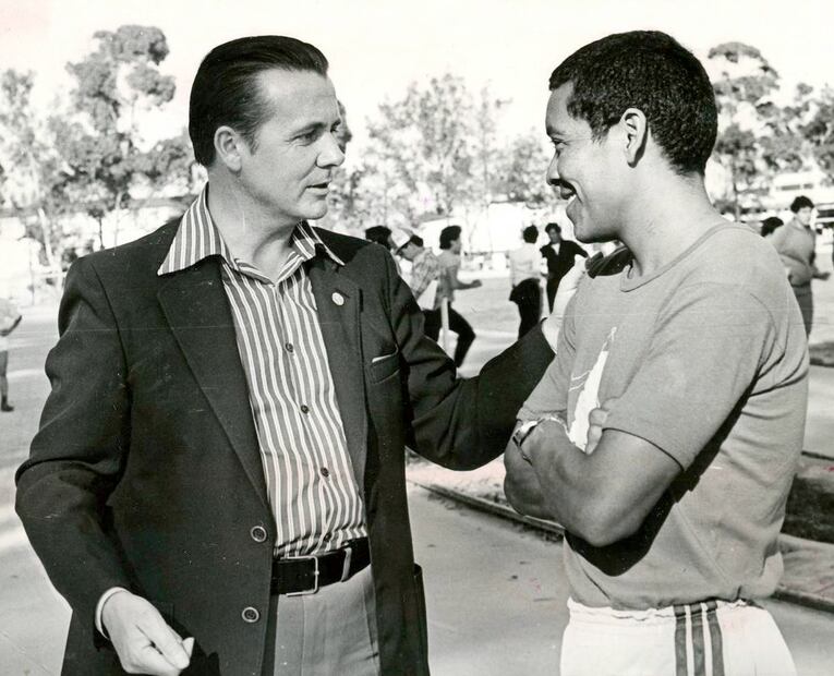 Daniel Bautista (der.) afirmó que Jerzy Hausleber (izq.) fue como un padre con él. Sin embargo, su decisión de retirarse del deporte era tajante, así que el 26 de agosto de 1980 estrechó la mano de su mentor, antes de volver a Monterrey. “Mo voy… nunca más volveré a esta capital”, fueron sus únicas palabras a la prensa. Archivo EL UNIVERSAL.