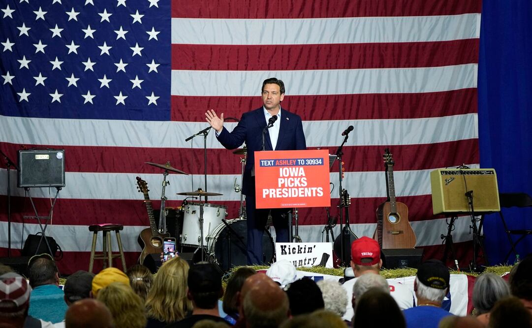 El precandidato a las presidenciales estadounidense, gobernador de Florida, Ron DeSantis, durante un evento de recaudación de fondos para la representante estadounidense Ashley Hinson, republicana de Iowa. Foto: AP
