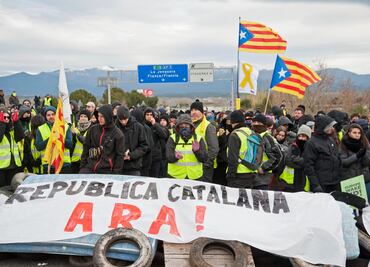 Cierran carreteras en Cataluña en protesta por el arresto de Puigdemont