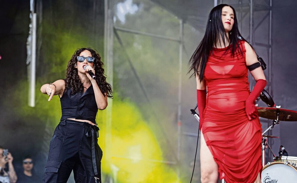 Ximena Sariñana cantó con Francisca
Valenzuela, quien mostró su embarazo. Foto: Gabriel Pano / EL UNIVERSAL