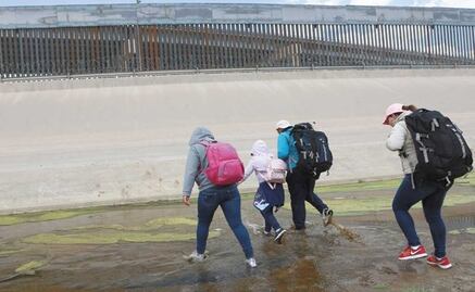 Rescatan a un centenar de migrantes en un camión de carga en Texas