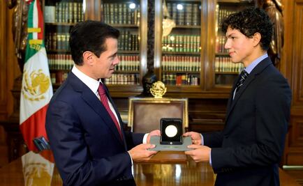 Enrique Peña Nieto entrega a Isaac Hernández la Medalla Bellas Artes