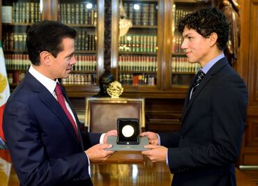 Enrique Peña Nieto entrega a Isaac Hernández la Medalla Bellas Artes