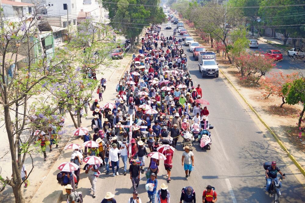 El calor de casi 40 grados, la deshidratación, la mala alimentación, los desvelos hacen más complejo el camino de las madres y sus hijos hacia Estados Unidos. Foto: Edwin Hernandez El Universal