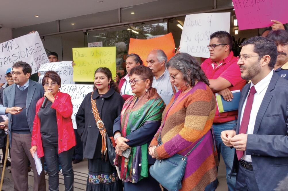 Vecinos de la unidad habitacional Cananea acudieron a la procuraduría para denunciar las agresiones de las que fueron víctimas el 11 de octubre pasado. (GERARDO SUÁREZ. EL UNIEVRSAL)