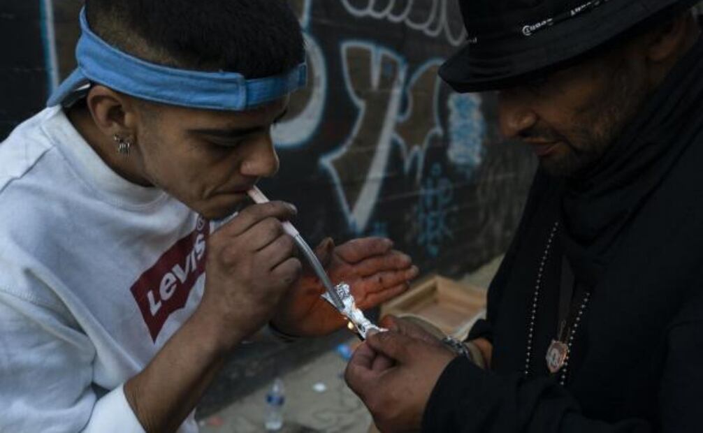 Dos adictos indigentes comparten una pequeña dosis de fentanilo el jueves 18 de agosto de 2022, en un callejón de Los Angeles. El uso de este poderoso opioide sintético, el cual es barato de producir y con frecuencia es vendido solo o entremezclado con otras drogas, ha aumentado exponencialmente. Dos terceras partes de las 107.000 muertes por sobredosis en 2021 fueron atribuidas a opioides sintéticos como el fentanilo, indicaron los Centros para el Control y la Prevención de Enfermedades de Estados Unidos. Foto: AP