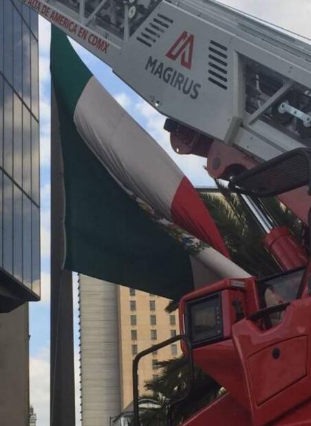 Retiran Bandera Nacional de edificio del INBA