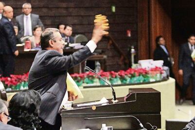 "Llueven" monedas de chocolate a PRI y PVEM